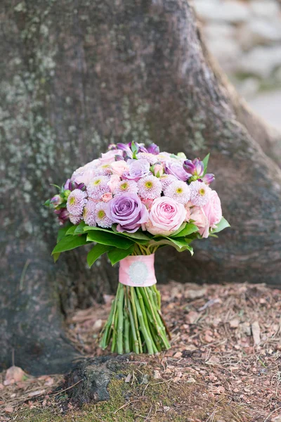 Růžové a fialové svatební kytice zaoblený tvar — Stock fotografie