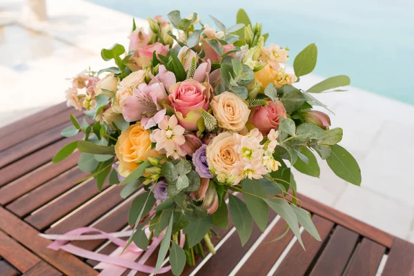 Bouquet da sposa rosa e pesca è sul tavolo — Foto Stock