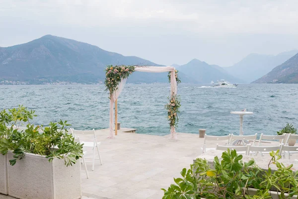 Arco di nozze rettangolare in legno decorato con fiori — Foto Stock