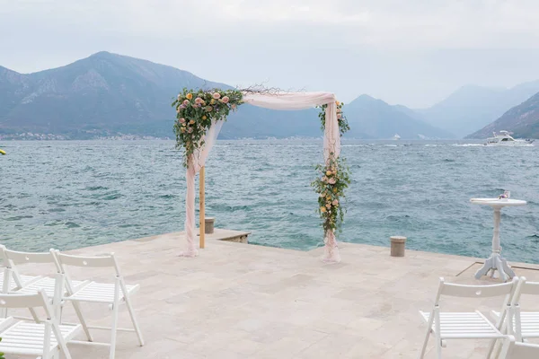 Arco di nozze rettangolare in legno decorato con fiori — Foto Stock