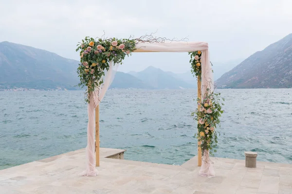 Arco de boda rectangular de madera decorado con flores — Foto de Stock