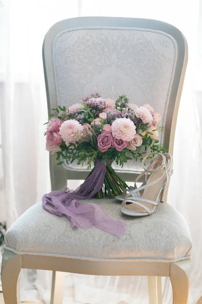 Pink and lilac wedding bouquet stands on a chair — Stock Photo, Image