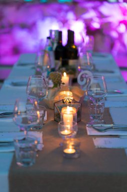Düğün masa bir rustik tarzı gece karanlığında görev.