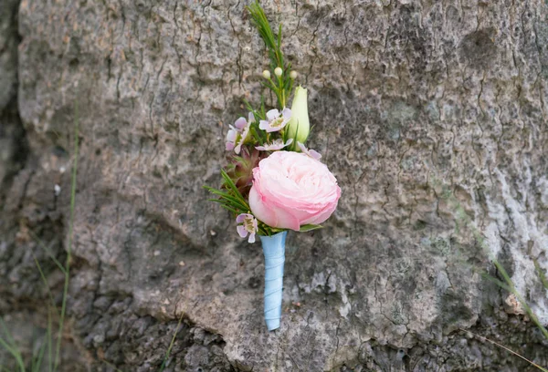 Ροζ γάμος μπουτονιέρα για τον γαμπρό στο φόντο των φλοιό δέντρου — Φωτογραφία Αρχείου