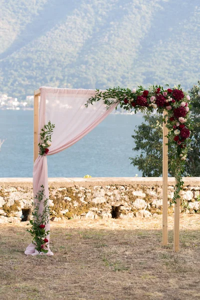 Arco di nozze rettangolare decorato con fiori per la cerimonia nuziale — Foto Stock