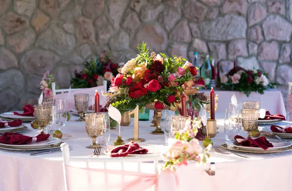 Tabulka zdobí čerstvé květiny a svíčky pro svatební hostiny — Stock fotografie