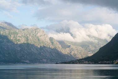 Kotor Körfezi görünümünü bulutlu bir günde