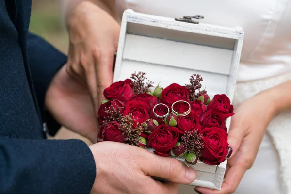 Sieraden doos met trouwringen gedecoreerd met verse bloemen — Stockfoto