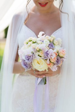 Gelin bir yuvarlak düğün buket gül tutan