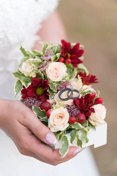 Joyero con anillos de boda decorado con flores frescas — Foto de Stock