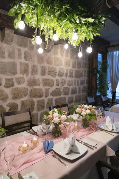 テーブルを設定し、結婚式の夕食の花で飾られました。 — ストック写真