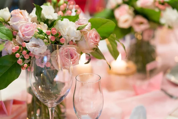 Arreglo de flores en una mesa para una cena de boda — Foto de Stock