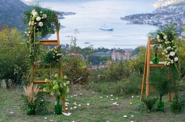 Stands Avec Des Fleurs Des Herbes Surplombant Baie Pour Cérémonie — Photo