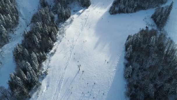 Вид с воздуха на горнолыжный курорт — стоковое видео