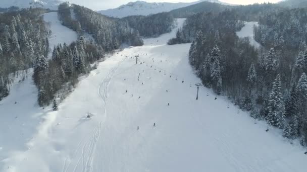 Uitzicht vanuit de lucht op het skigebied — Stockvideo