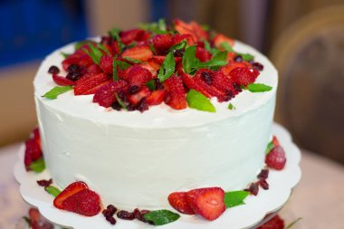 Düğün pastası krem ve çilek ile