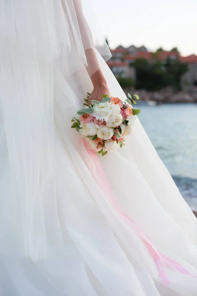 Bouquet da sposa, peonia bianca e david austin — Foto Stock