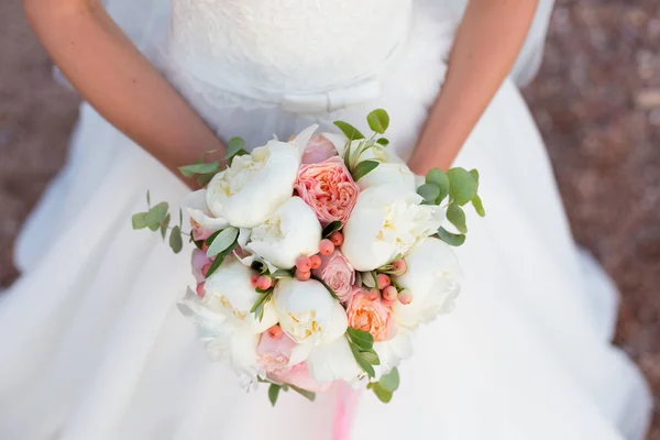 Ramo de bodas, peonía blanca y David austin — Foto de Stock