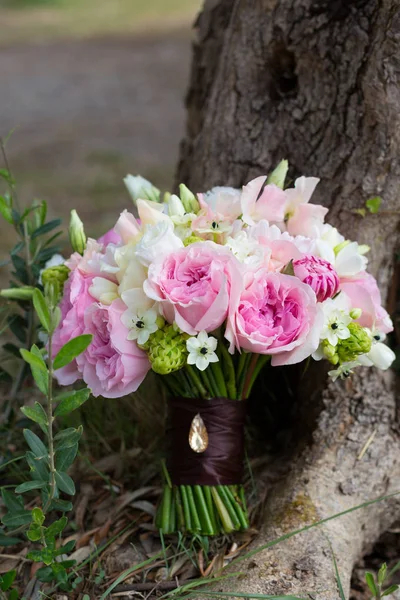 Svatební kytice z bílé a růžové květy — Stock fotografie
