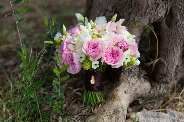 Boeket van witte en roze bloemen bruiloft — Stockfoto