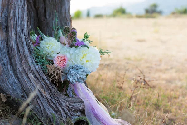 Smukke brudebuket med hvide pæoner fersken rose og thuja - Stock-foto