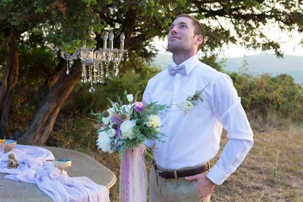 Attraente sposo è in attesa della comparsa della sposa — Foto Stock