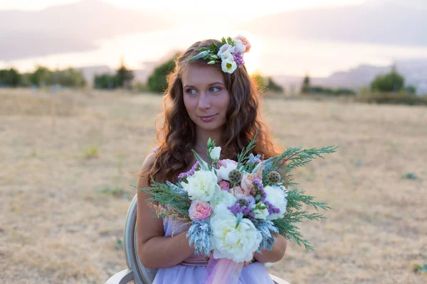 Sposa attraente sta tenendo un magnifico bouquet da sposa — Foto Stock