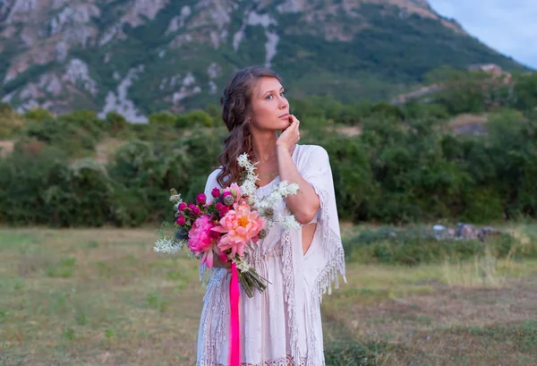 Chica con un ramo de boda estilo boho —  Fotos de Stock