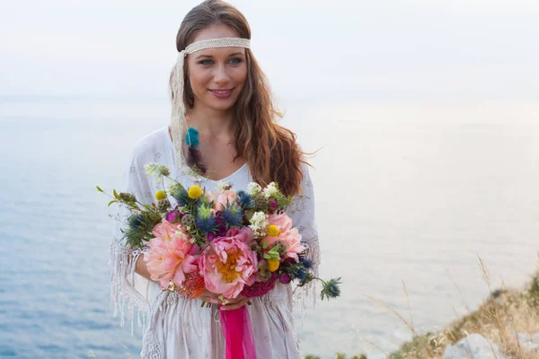結婚式ブーケ自由奔放に生きるスタイルを持つ女の子 — ストック写真