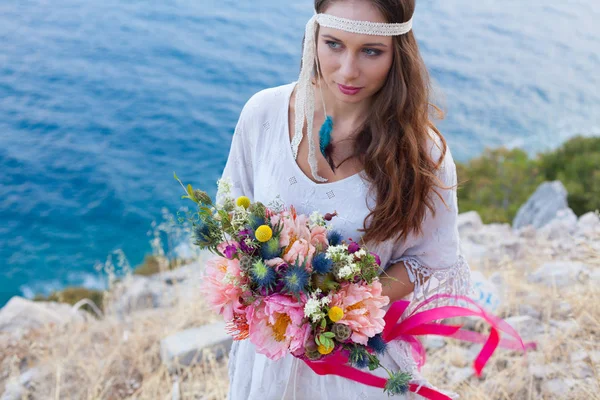 結婚式ブーケ自由奔放に生きるスタイルを持つ女の子 — ストック写真