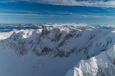üzerinde Durmitor dağların zirveleri karla kaplı uçuş