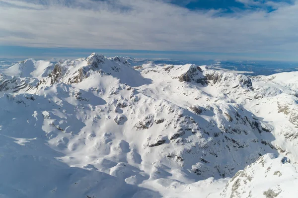 Vlucht over de besneeuwde toppen van de bergen van Durmitor — Stockfoto