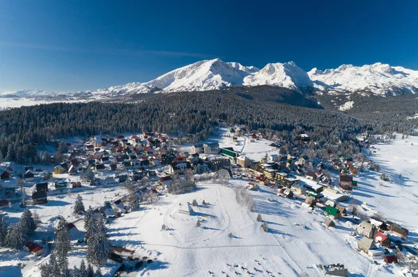 Vista aerea dell'inverno Zabljak piccola città in Montenegro Immagine Stock