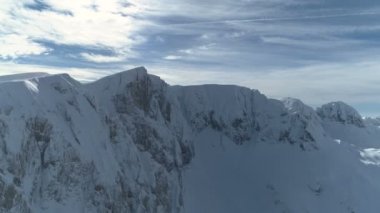 üzerinde Durmitor, Karadağ dağların zirveleri karla kaplı uçuş