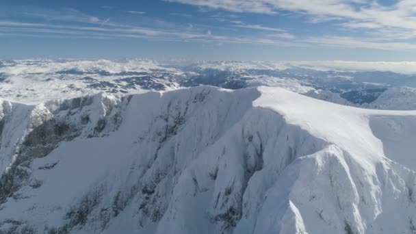 Vlucht over de besneeuwde toppen van de bergen van Durmitor — Stockvideo