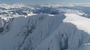 üzerinde Durmitor dağların zirveleri karla kaplı uçuş