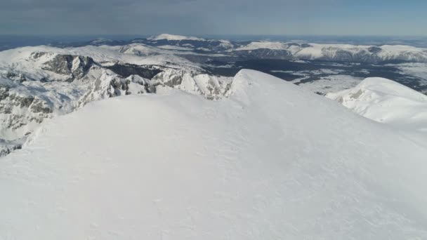 Flyg över de snöklädda topparna av bergen i Durmitor — Stockvideo