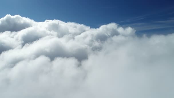 Über den Wolken fliegen — Stockvideo