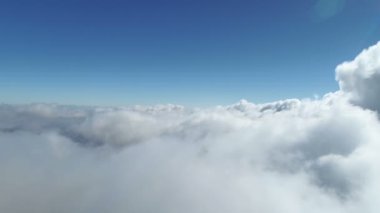 Bulutların üzerinde uçarken