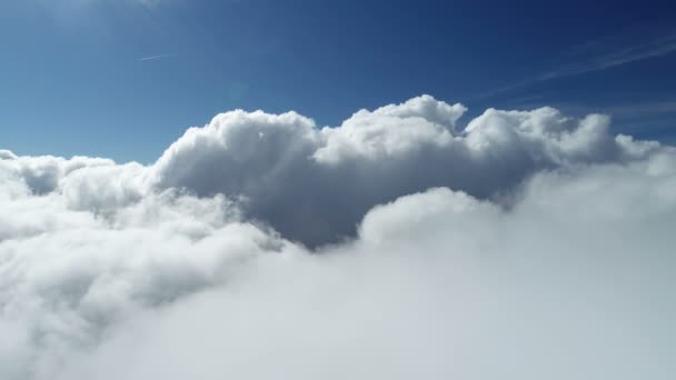 Vliegen boven de wolken — Stockvideo