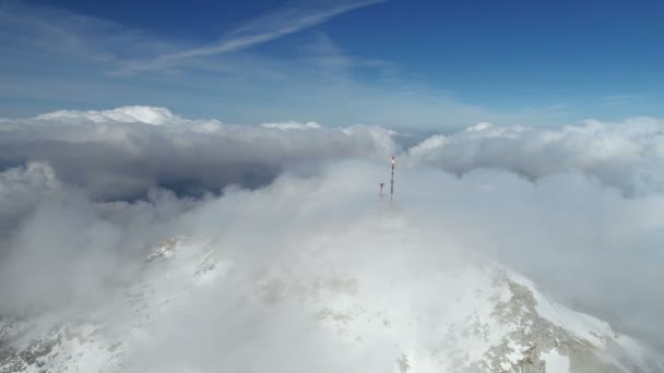 Atemberaubende Winterlandschaft Des Stirovnik Gipfels Mit Telekommunikationsturm Dem Höchsten Gipfel — Stockvideo