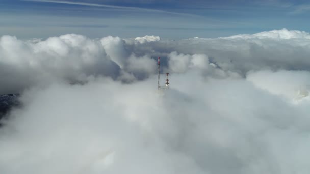 Deslumbrante paisagem de inverno de montanha de Stirovnik pico com torre de telecomunicações, o cume mais alto do Parque Nacional Lovcen . — Vídeo de Stock