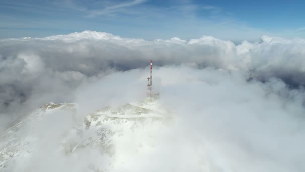 Impresionante paisaje de invierno de montaña del pico Stirovnik con torre de telecomunicaciones, la cumbre más alta del Parque Nacional Lovcen . — Vídeos de Stock