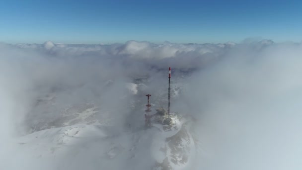 Atemberaubende Winterlandschaft des Stirovnik-Gipfels mit Telekommunikationsturm, dem höchsten Gipfel des Nationalparks Lovcen. — Stockvideo