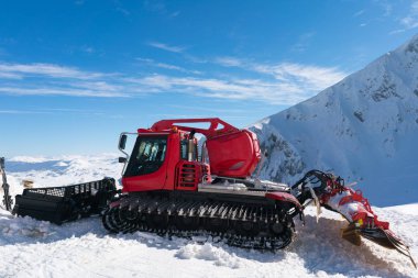 bir kayak merkezinde karlı bir yamaçta Snowcat