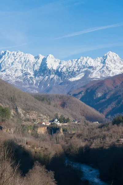Moraca klooster op een achtergrond van besneeuwde bergen — Stockfoto