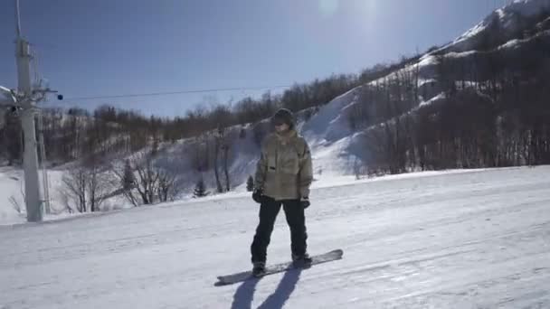 Snowboarder cade aggrappato alla neve — Video Stock