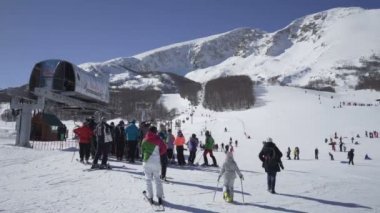 Zabljak, Karadağ - 17 Şubat 2019: sıraya Savin Kuk Kayak Merkezi kar yamaçları ve teleferik