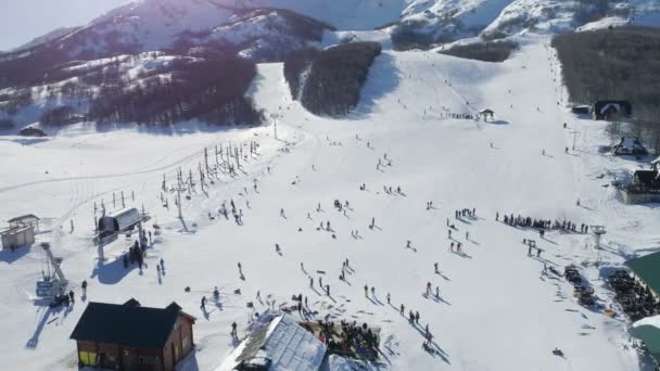 Snöig backarna i skidorten Savin Kuk i Montenegro — Stockvideo