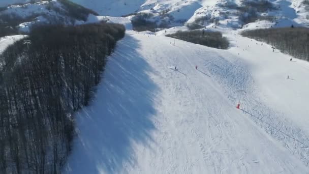 Besneeuwde hellingen van Savin Kuk ski-oord in Montenegro — Stockvideo